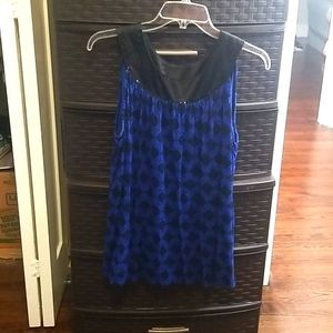 Sleeveless loose fitting blouse